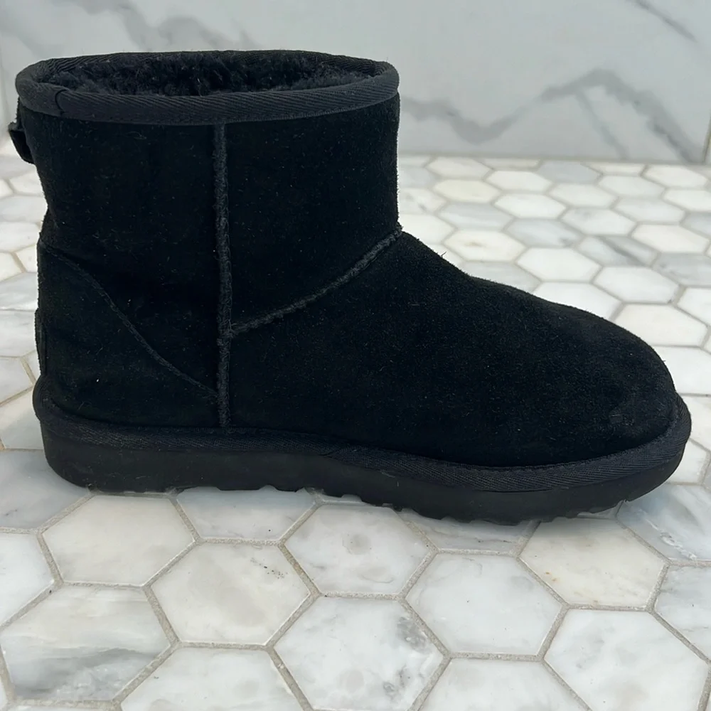 UGG Classic Mini UGG LOGO Black Suede Leather Boots Women’s Shoe Size 6